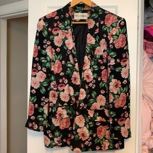 Beautiful floral vintage blazer with real pockets